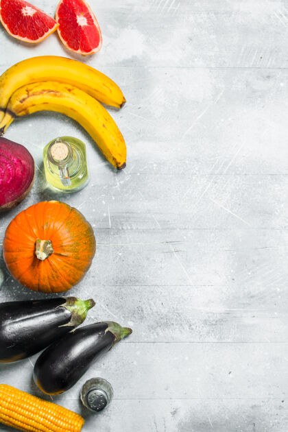 顶部视图健康的食物种类有机水果和蔬菜.on一张朴素的桌子健康甜菜自然