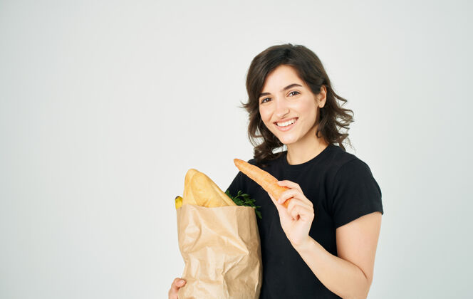 买家女士带着一包健康饮食食品在店内家居购物服务市场包