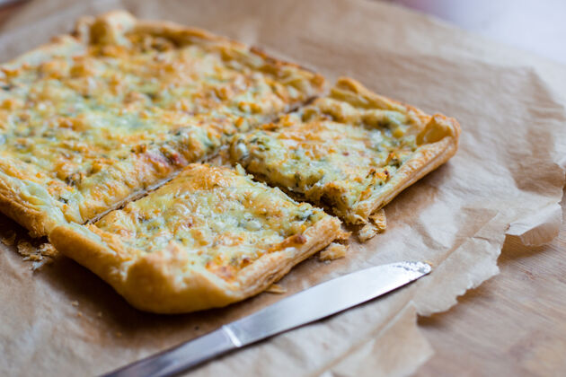 餐美味简单的奶酪馅饼配绿豆和羊皮纸鸡蛋纸夏天塔特.托普查看午餐乳清干酪美味