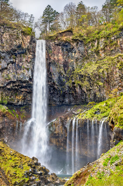 秋天凯贡瀑布 世界上最高的瀑布之一位于日本在日子国家公园自然山国家