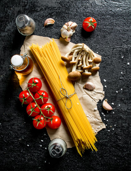 食品把生意大利面放在纸上 蘑菇 香料和西红柿放在树枝上通心粉吃晚餐