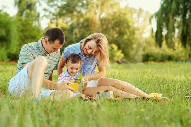 微笑幸福的家庭自然父母和一个孩子在公园里玩公园情感家庭