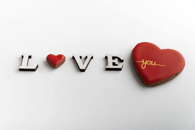 情人在白色背景上用心形而不是字母o和大红心题字“爱”大情人节爱