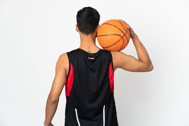 篮球年轻人在孤立的白色背景下打篮球在后面的位置帅气背部空白