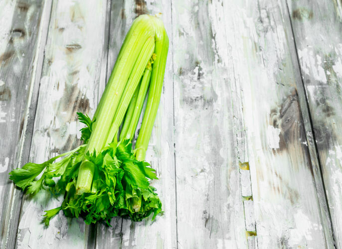 蔬菜新鲜的绿色芹菜放在木桌上木头营养健康