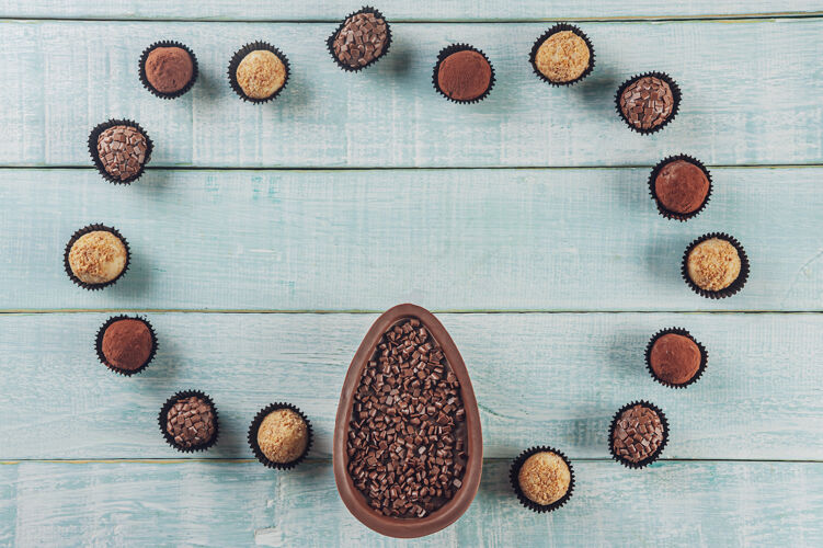 自制顶视图巴西巧克力复活节彩蛋与巴西糖果布里加迪罗斯-奥沃德巧克力德科尔赫顶视图庆典美食