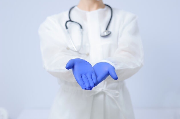 外科医生的手戴着医用手套护士擦洗治疗