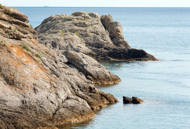 海夏季岩石海岸线和船在地平线上（“诺维杰斯维特”保护区 克里米亚 乌克兰）季节石头海角