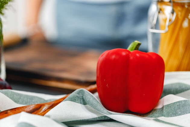 厨房厨房餐桌上餐巾上的红辣椒特写照片烹饪物品配料