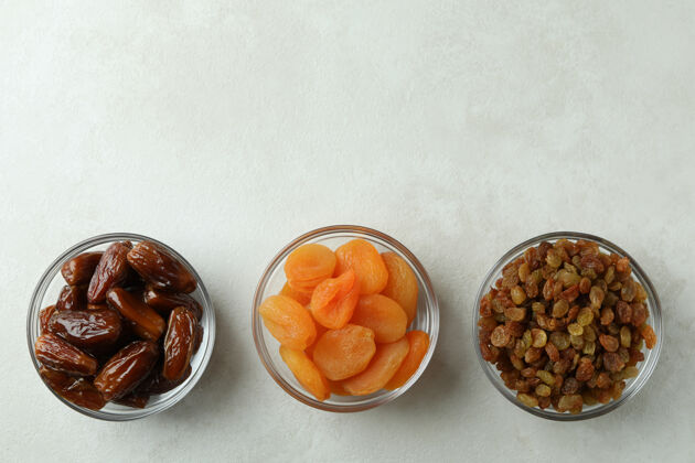 穆巴拉克白色的玻璃碗和干粮杏子素食饮食