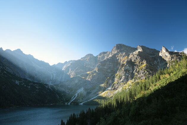 穆迪黎明时分 波兰喀尔巴阡山脉的湖泊塔特拉自然天空