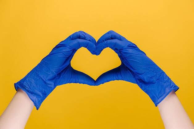 医生男性手戴医用手套做心脏符号浪漫感情心