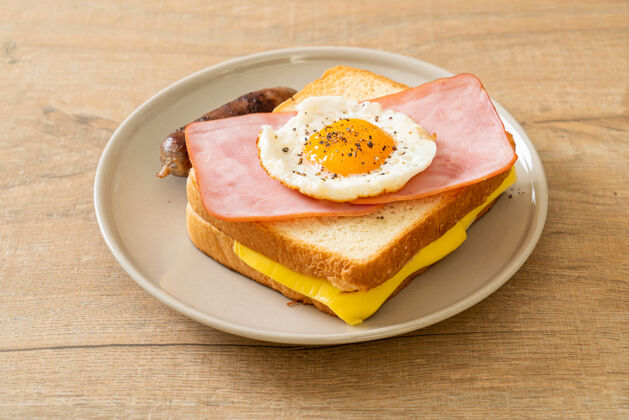 美味早餐自制面包烤芝士火腿炒鸡蛋配猪肉香肠快餐自制蛋