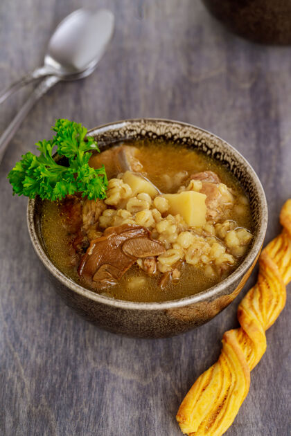 欧芹香菇青稞汤土豆健康食物美味盘子汤