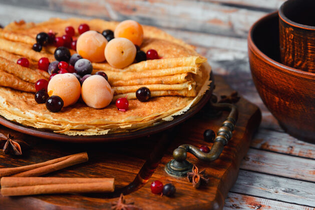蓝莓金煎饼 冷冻水果 装饰和蜂蜜在一个乡村风格传统的薄的吃