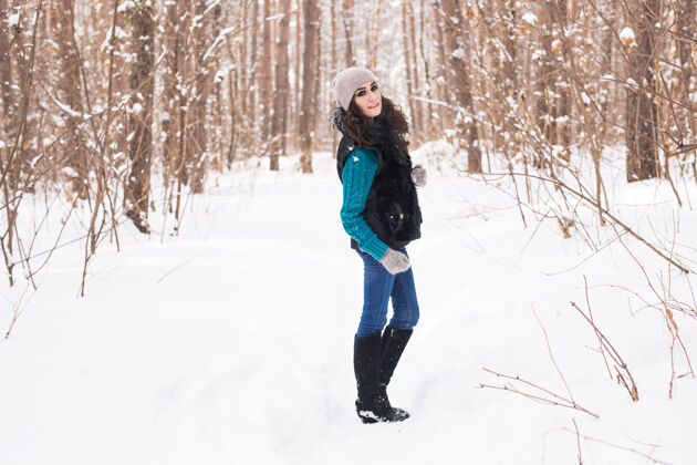 健康快乐的年轻女子在冬天散步有趣森林休闲