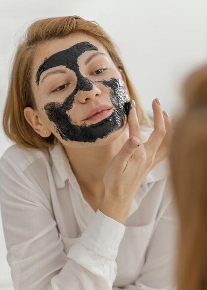 女人戴着剥皮面具的女人美容模特美容面膜