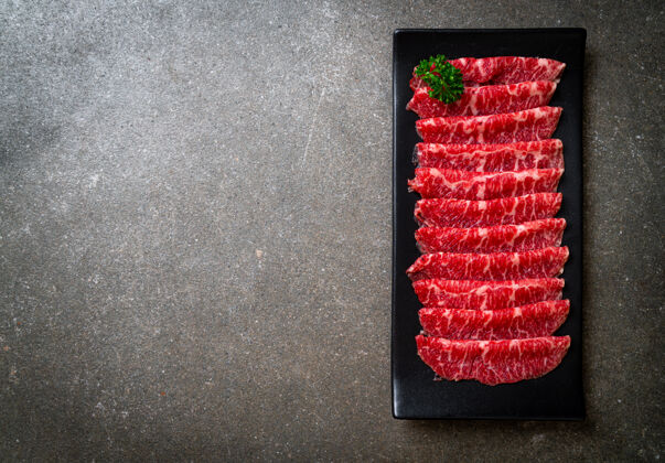 传统新鲜牛肉生切片 大理石纹理 为sukiyaki和shabu或yakiniku提供高级膳食配料
