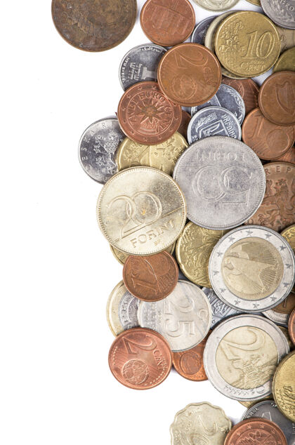 银行白色背景上不同国家的硬币金融堆栈珍宝