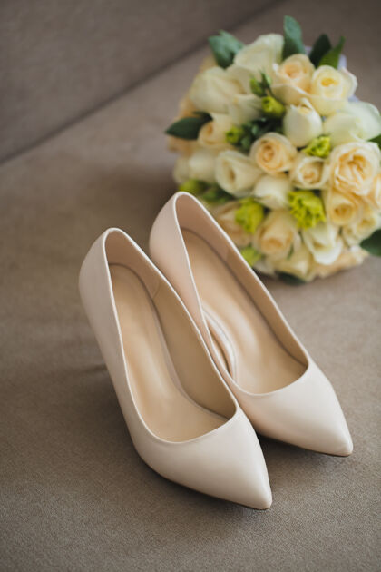 妻子婚礼鞋和花束高跟鞋牡丹爱情