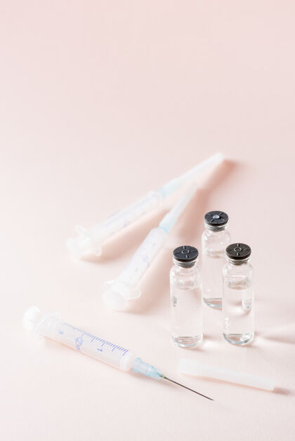 医疗疫苗接种和免疫.疫苗小瓶和干净的垂直注射器查看疾病瓶子冠状病毒