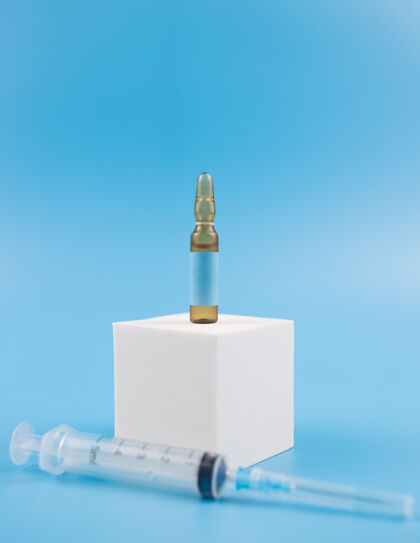 液体疫苗接种概念与注射器和医疗安瓿胰岛素感染流行病