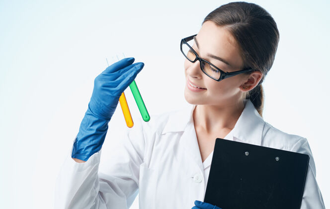 设备女医生用病毒疫苗实验室分析化学元素眼镜手套模型植物学生态教育