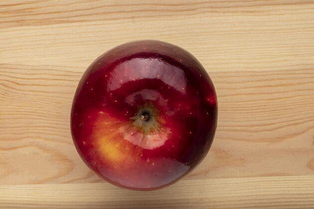 素食木制背景上有一个红苹果有机木材乡村