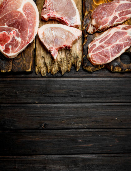 俯视图各种生猪肉放在木桌上排骨切肉