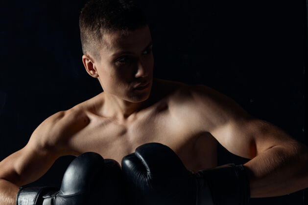 运动戴拳击手套的运动男特写肖像黑色背景裁剪视图跆拳道拳击人