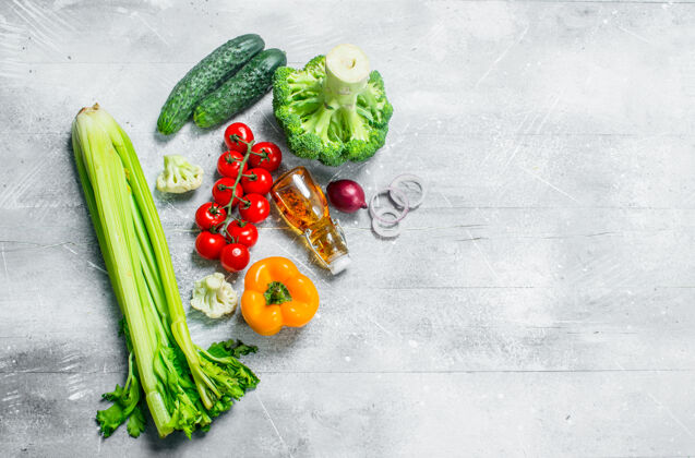 维生素有机食物熟的橄榄蔬菜加油一张朴素的桌子生的有机水果