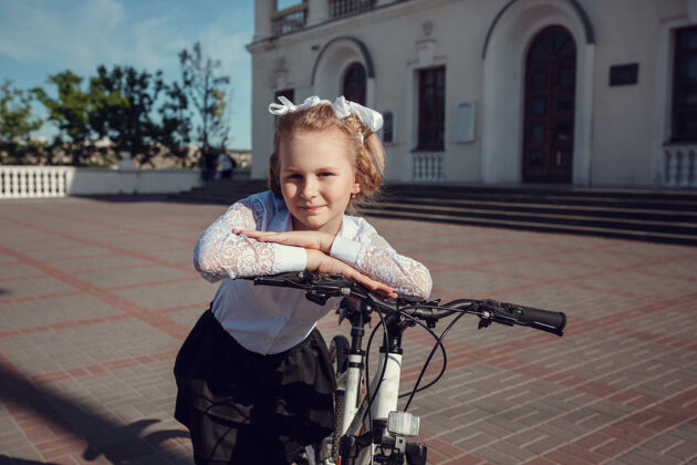 活动快乐时尚的小朋友们在城市里玩自行车的写真户外肖像朋友