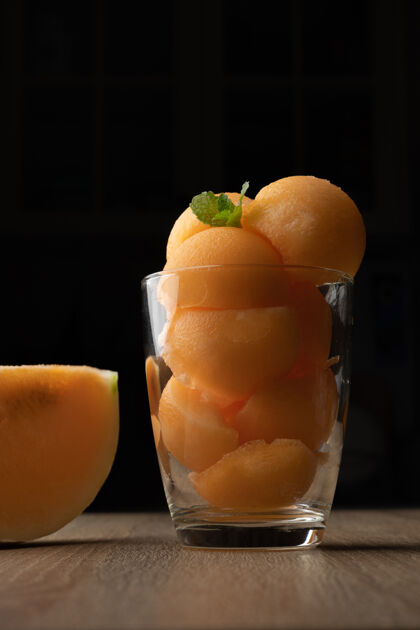蔬菜黄瓜瓜被舀成一个圆球 像冰激凌一样放进透明的玻璃杯里甜瓜手哈密瓜