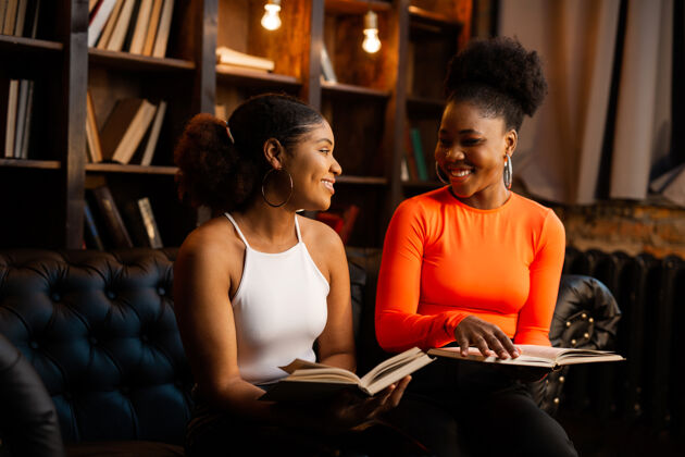 文学两个年轻的非洲女人在图书馆看书成人人非洲