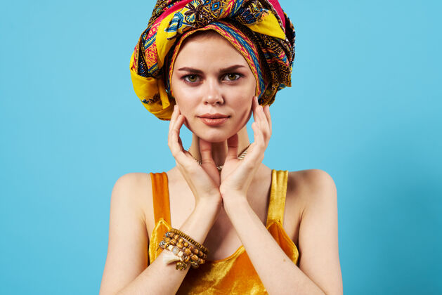 人物美丽的女人民族珠宝头巾黄色礼服摆姿势年轻女人非洲