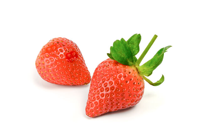 甜点两个新鲜的红草莓和叶子开胃菜诱人背景