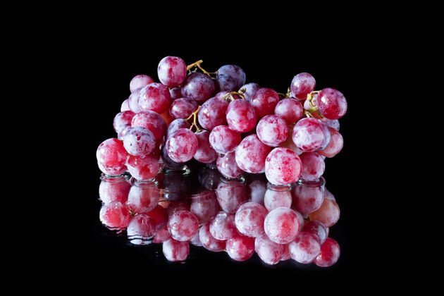 成熟一束葡萄在潮湿的镜面上映衬着黑色食物黑色有机