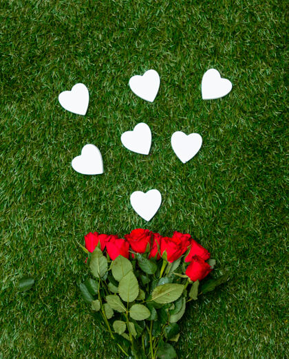 花绿草上的心形和玫瑰花束花园叶花