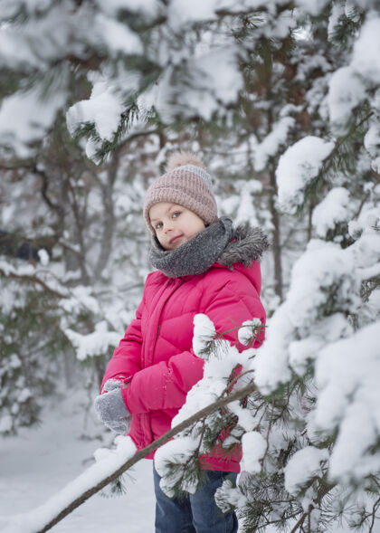 童年冬天的孩子一个小女孩 在外面玩冬天一个漂亮的冬天的孩子肖像快乐孩子 冬季户外乐趣十二月下雪雪花