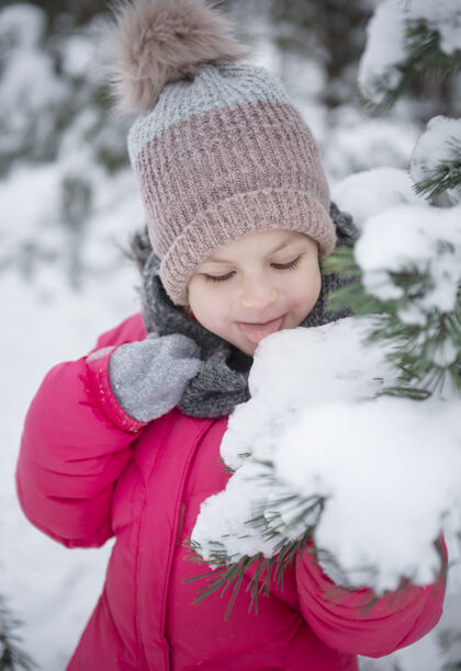 帽子冬天的孩子一个小女孩 在外面玩冬天一个漂亮的冬天的孩子肖像快乐孩子 冬季户外乐趣女性一月十二月