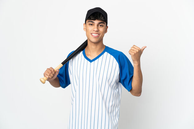 棒球在孤立的白色背景上打棒球的人指着侧面展示产品方向微笑娱乐
