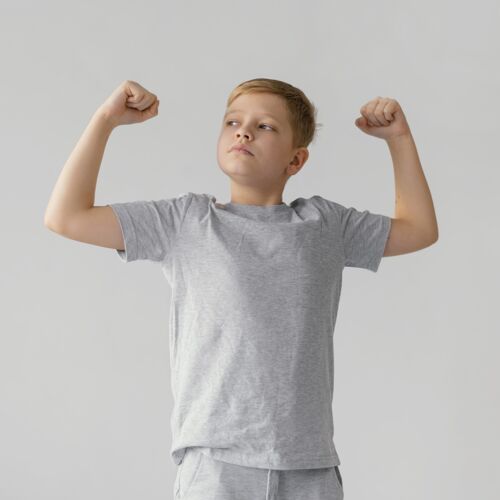 健身中等身材的孩子看起来很强壮中景锻炼生活方式