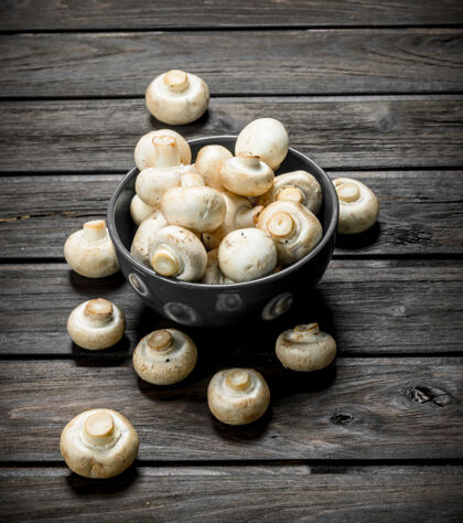 可食食品香喷喷的鲜蘑菇碗开黑色木质背景食用蘑菇栽培