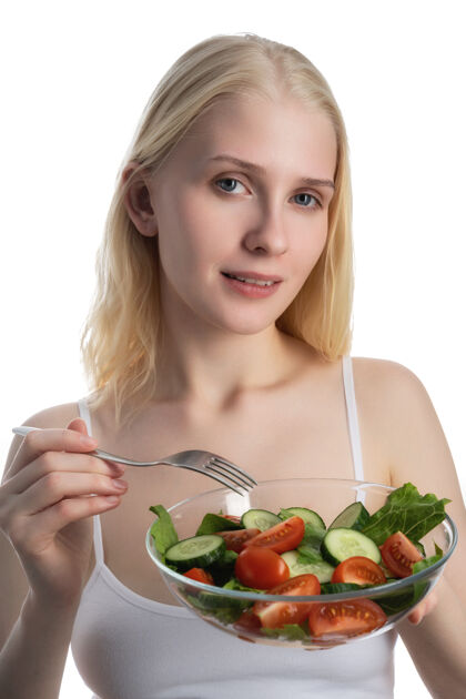 蔬菜年轻快乐女人吃东西的肖像沙拉健康绿色食品的生活方式女孩杯子吃