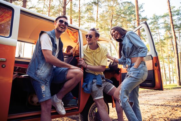 年轻暑假 公路旅行 度假 旅游和人的概念-微笑的年轻嬉皮士朋友玩迷你车文化长乡村