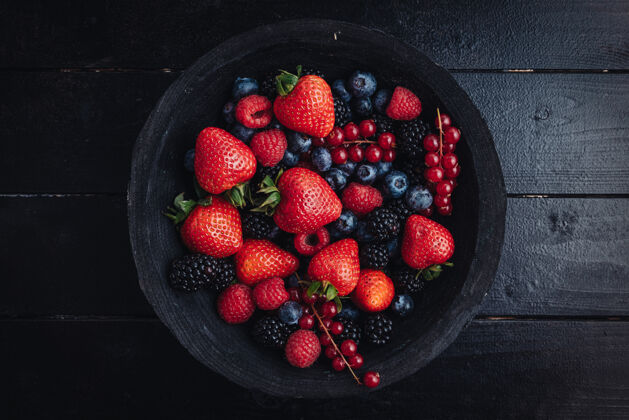 蔓越莓健康的早餐吃新鲜的生浆果和水果排毒木材甜味