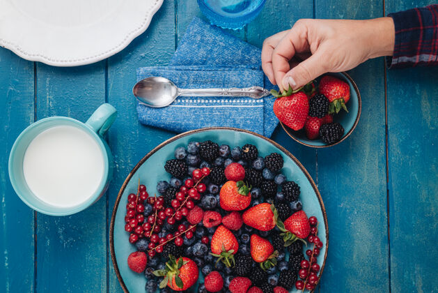 美味健康的早餐吃新鲜的浆果和水果红色排毒食物