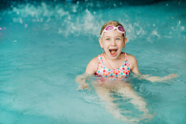 搞笑孩子们在水中玩耍公园孩子们热带游乐场水上乐园小公园擅长游泳的女孩池.子对象玩弄水游泳给小孩子穿健身水上童年