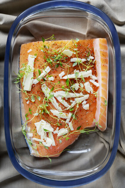 鳟鱼一块生三文鱼 用米色毛巾放在玻璃烤盘里 配上香草和香料香料鲑鱼食品