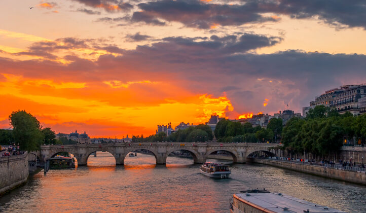 欧洲法国巴黎五颜六色塞纳河和游船上的日落首都巴黎浪漫